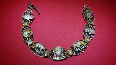 Armbandje met figuren