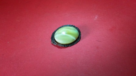 broche met nog mooie steen.